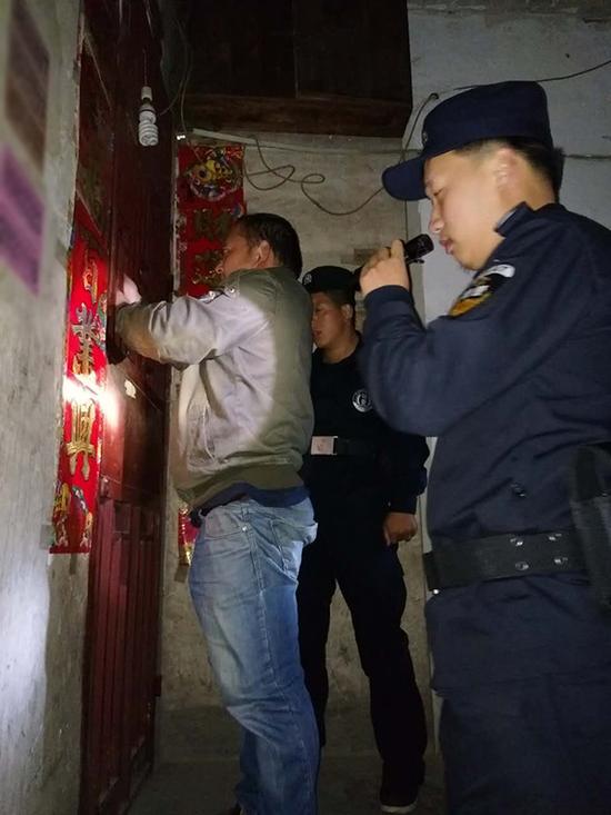 贺地区粗心妈妈误将幼女锁家中 