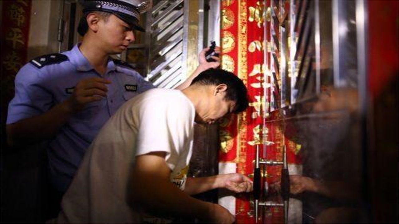 贺地区请开锁师傅开了锁后，师傅